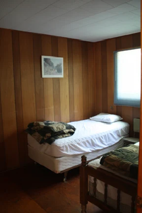 Pigeon-Lake-Resort-Cottage-fifteen-third-bedroom-two-single-beds